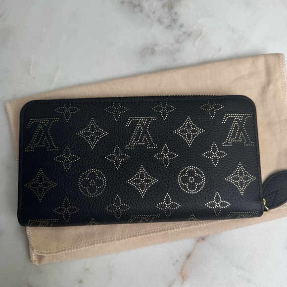 SOLD Louis Vuitton Limited Edition Constellation Mahina Leather Zippy Wallet NM - Picture 5 of 16
